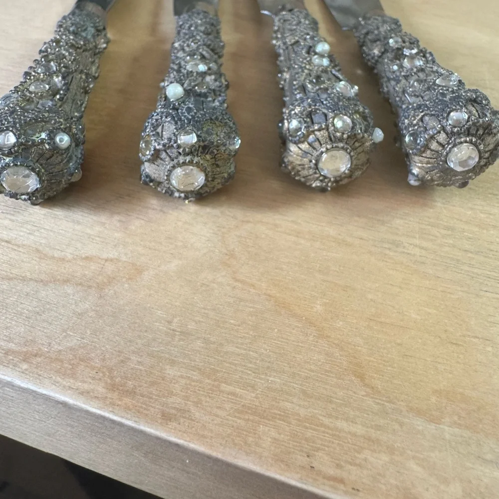 Vintage set of 4 ornate handled butter/cheese spread knives